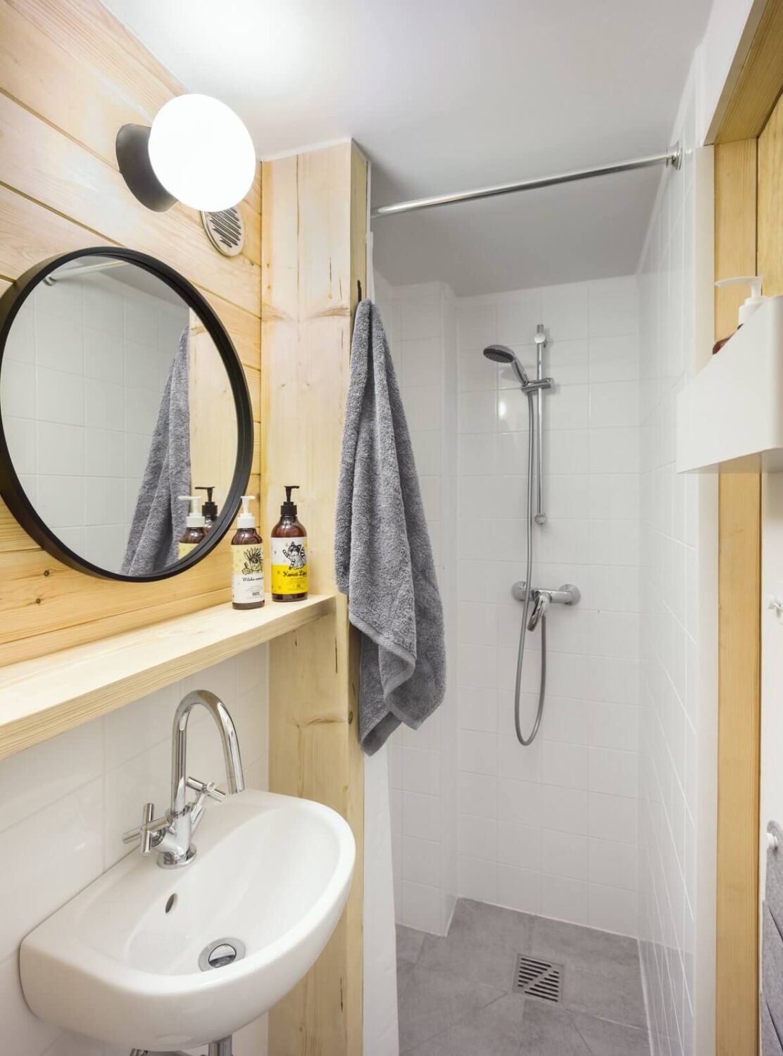 small-bathroom-grey-white-tiles-wood-nordroom