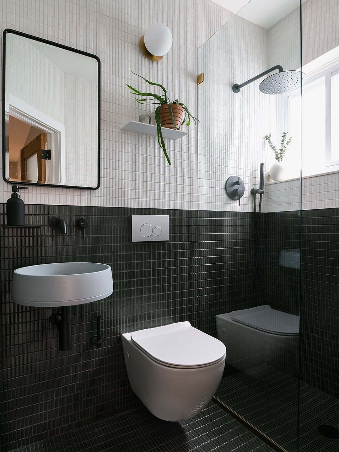 tiny-bathroom-black-white-tiles-walk-in-shower-nordroom