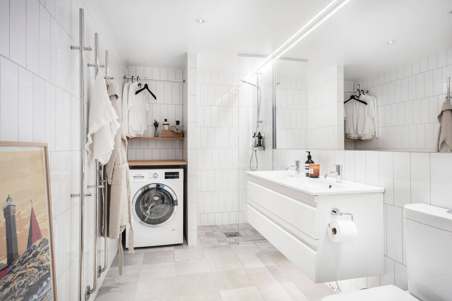 white-bathroom-scandinavian-apartment-nordroom
