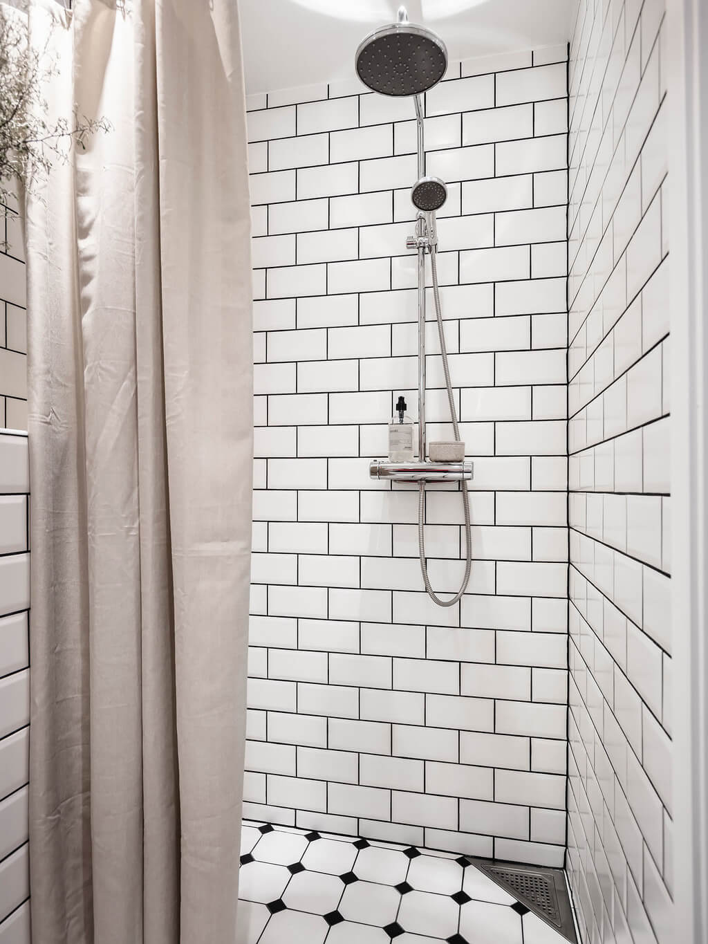 white-subway-tiles-tiny-bathroom-nordroom