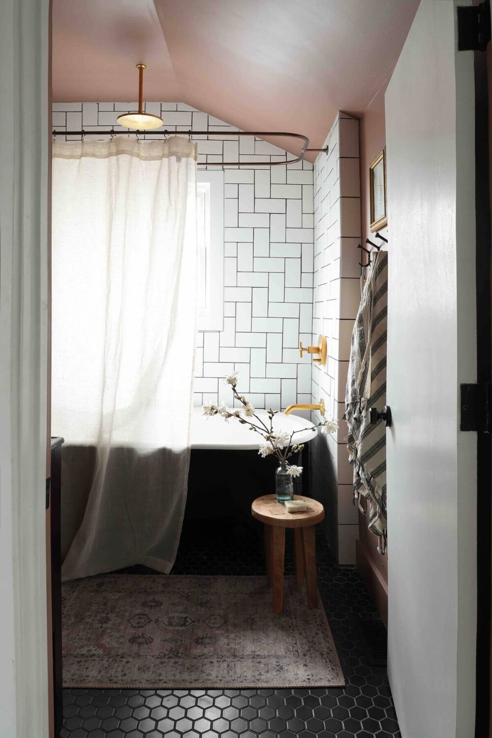 bathroom-black-floor-tiles-mocha-color-nordroom