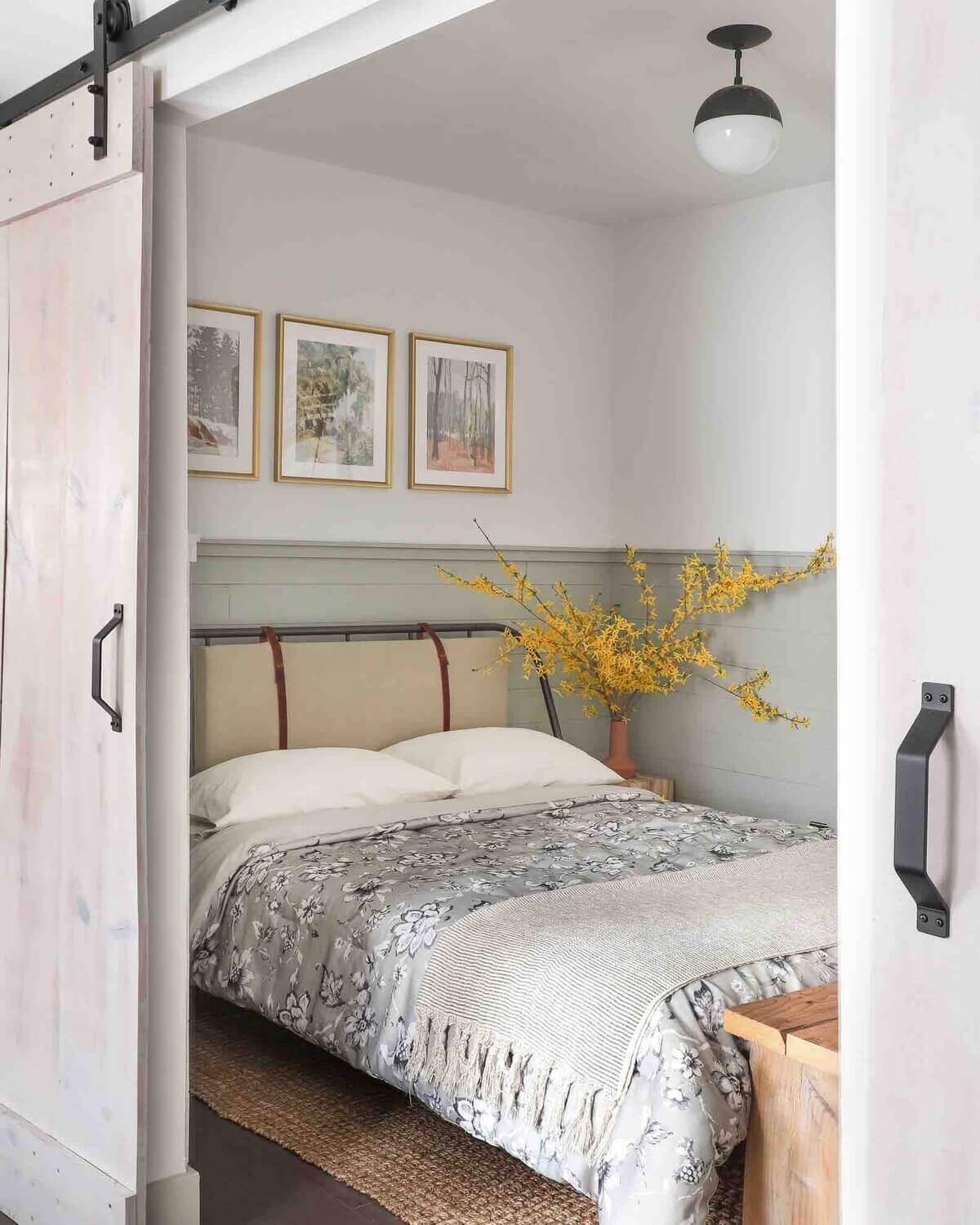 bedroom-sliding-barn-door-airbnb-nordroom