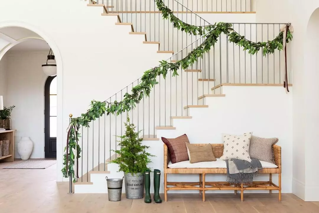 christmas-garland-hallway-staircase-nordroom