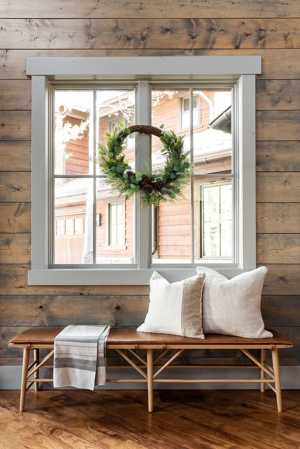 christmas-wreath-hallway-rustic-nordroom