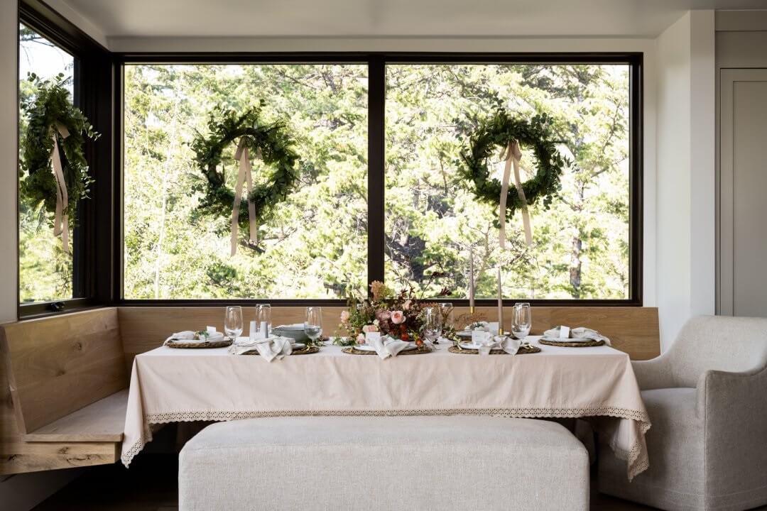 christmas-wreaths-dining-room-nordroom