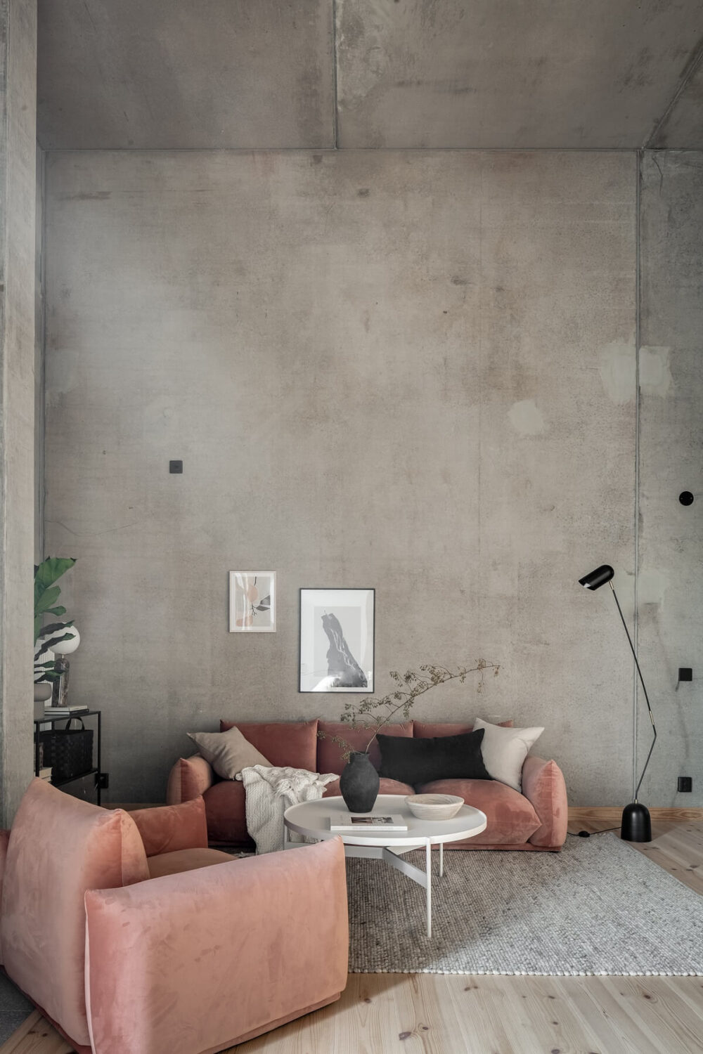 concrete-living-room-pink-sofa-nordroom