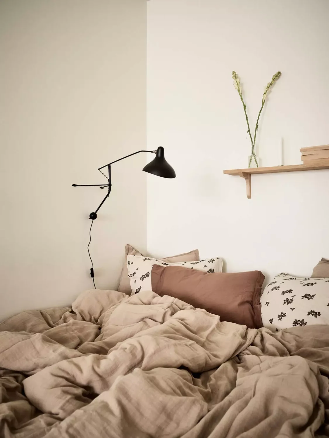 cozy-studio-bed-nook-wall-lamp-nordroom