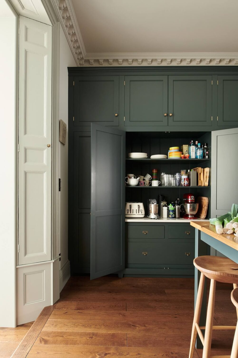 floor-to-ceiling-cupboards-green-devol-kitchen-nordroom