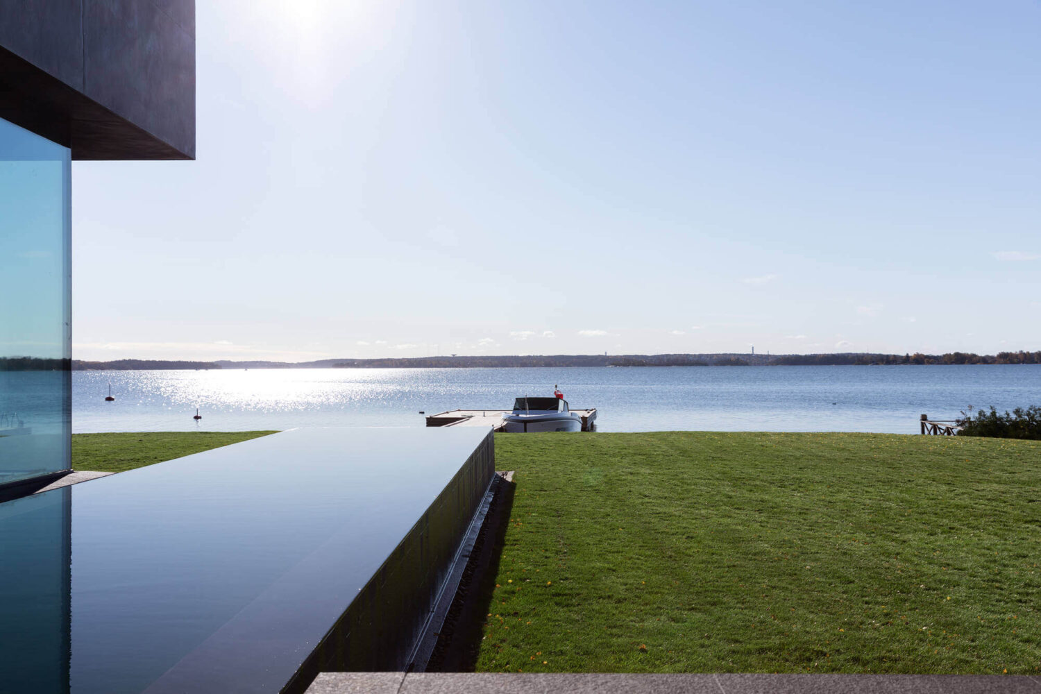garden-infinity-pool-modern-architectural-villa-stockholm-sweden-nordroom