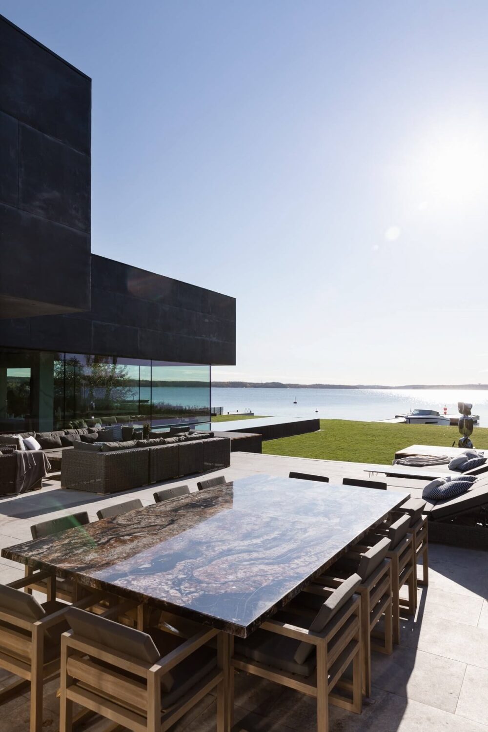 garden-seating-modern-architectural-villa-stockholm-sweden-nordroom