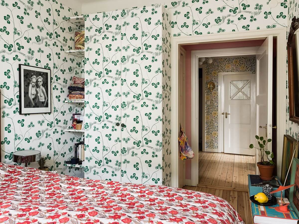 green-wallpaper-bedroom-niche-shelves-nordroom