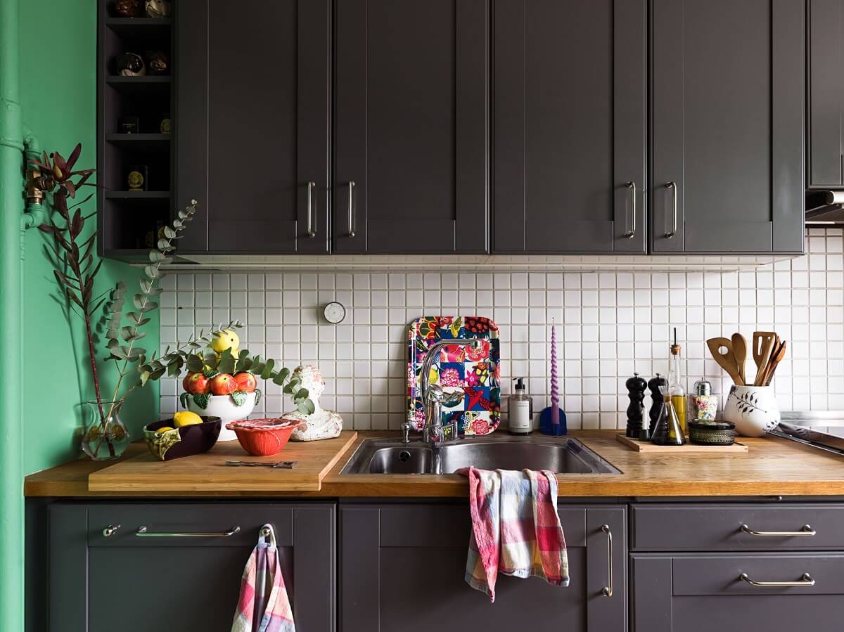 grey-kitchen-green-walls-colorful-scandinavian-home-nordroom