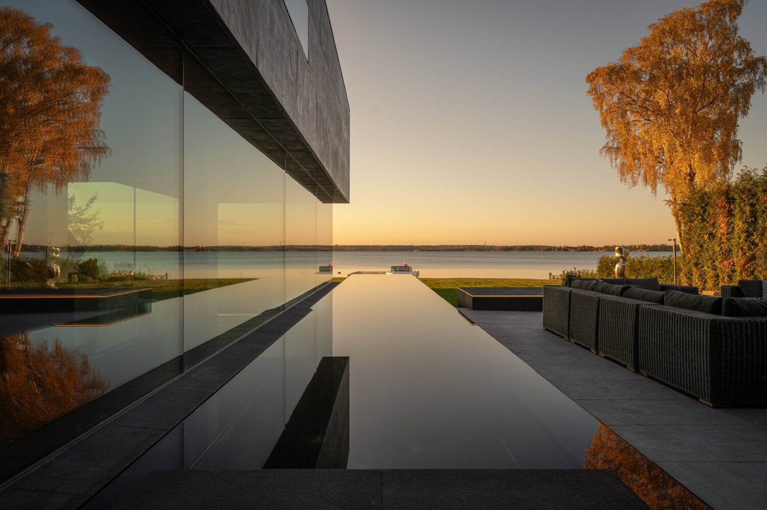 inifinity-pool-modern-architectural-villa-sweden-nordroom