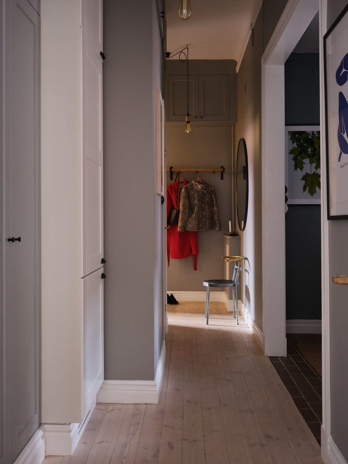 light-grey-hallway-round-mirror-nordroom