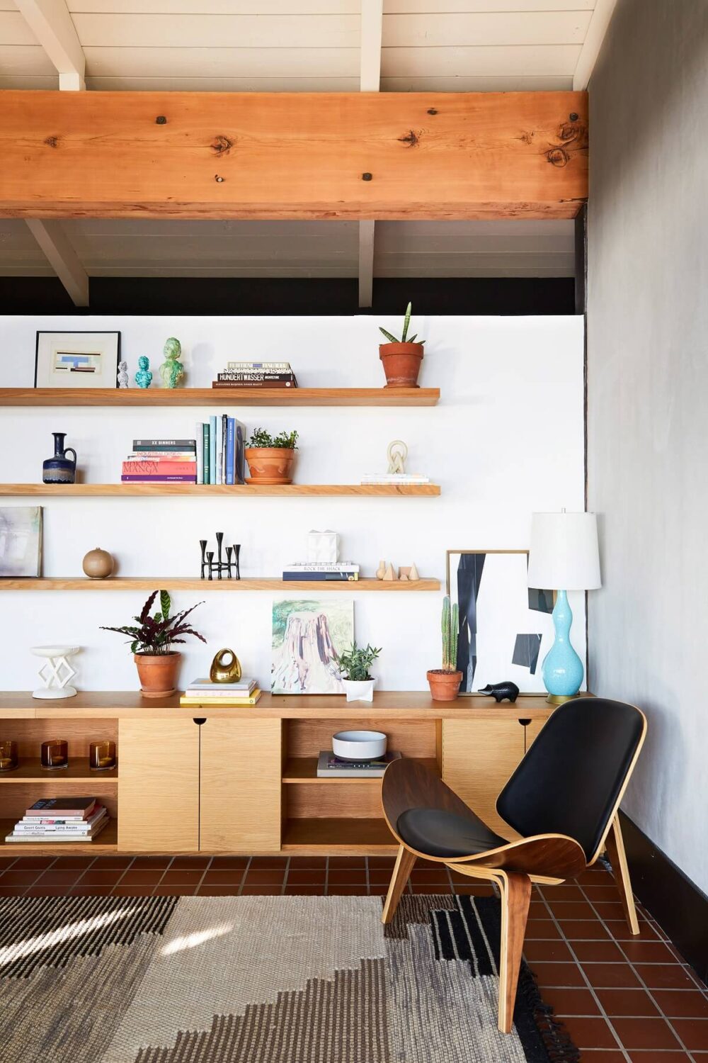 living-room-terracotta-floor-shelves-wood-nordroom