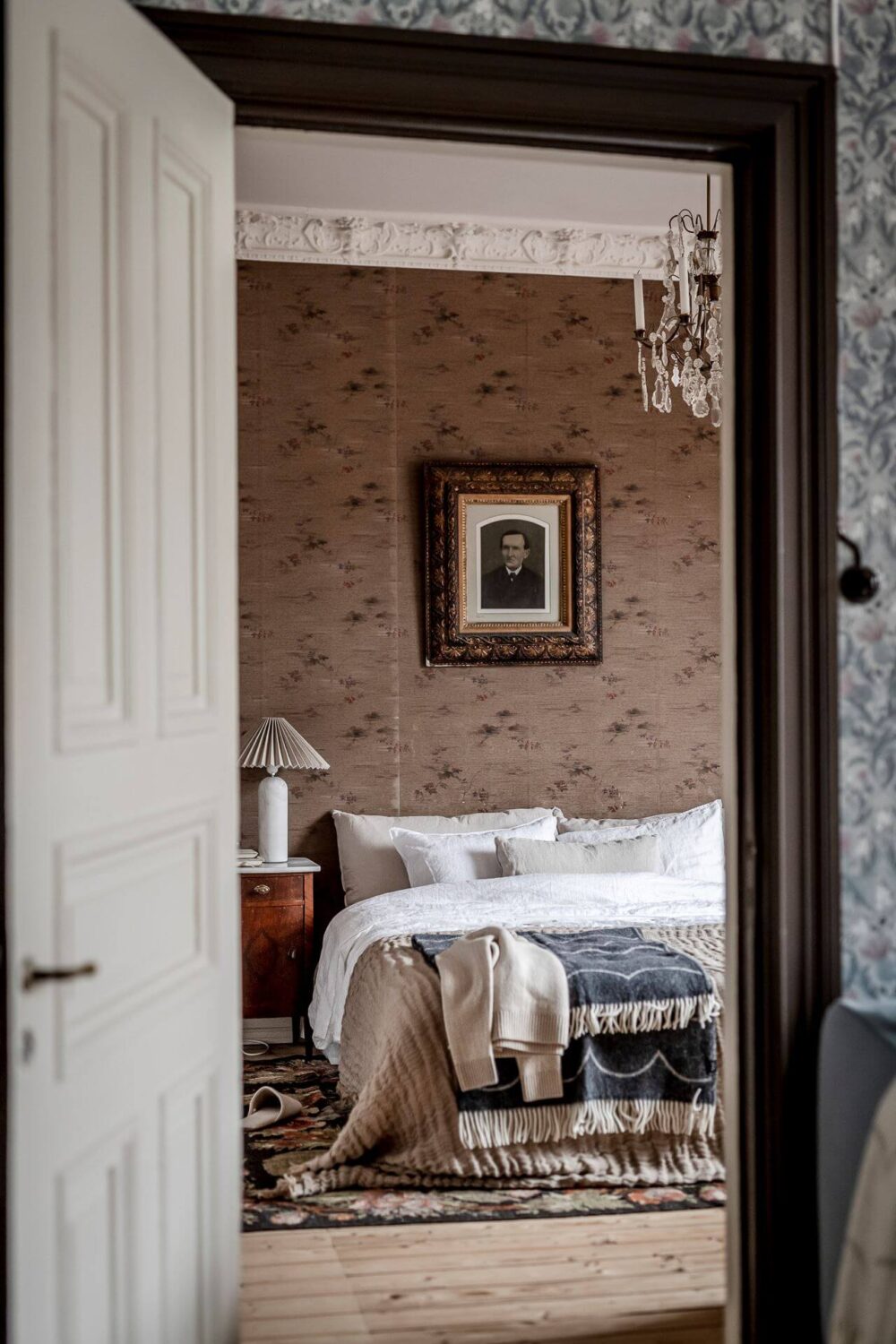 master-bedroom-vintage-apartment