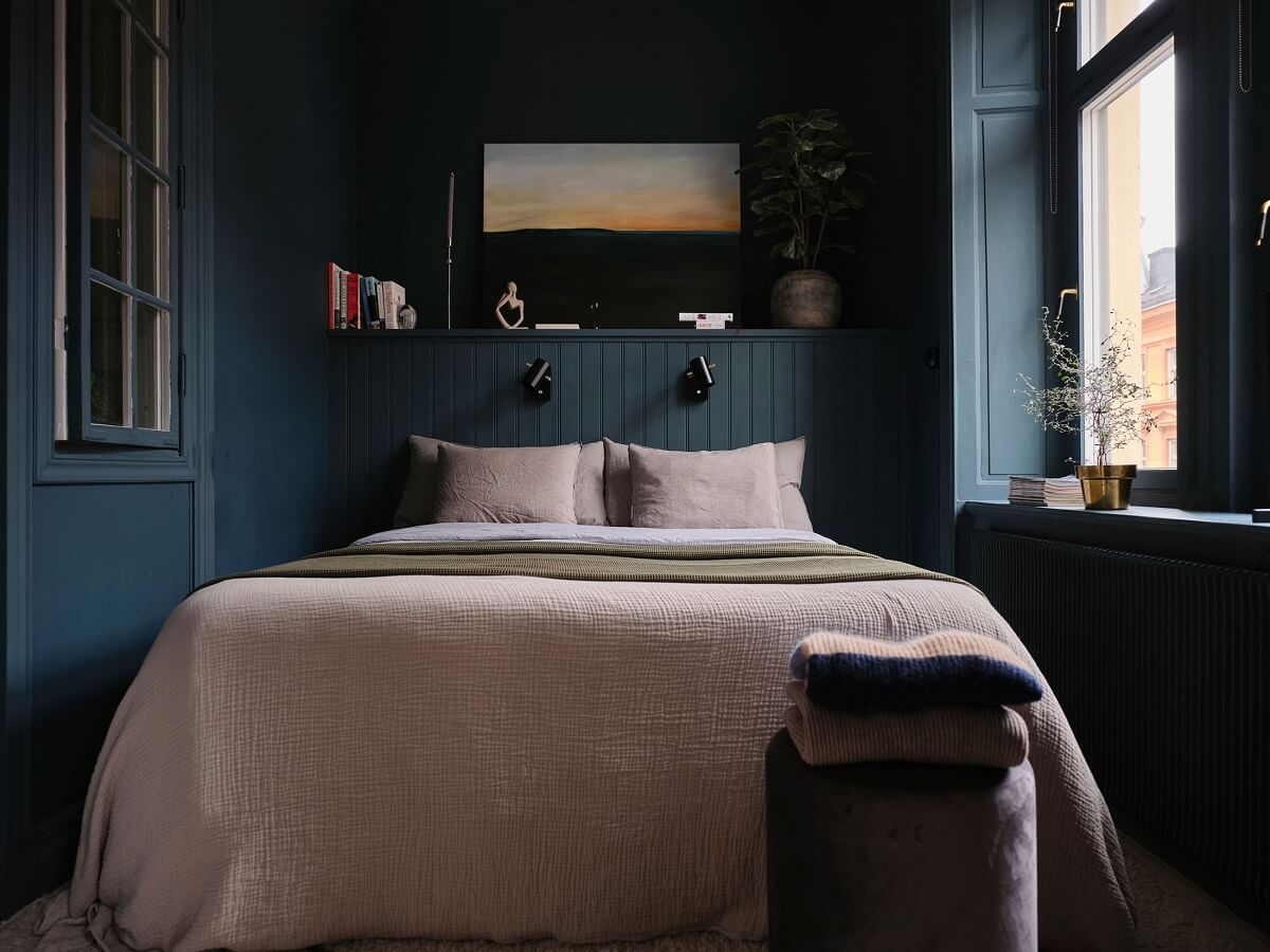 moody-dark-blue-bedroom-nordroom