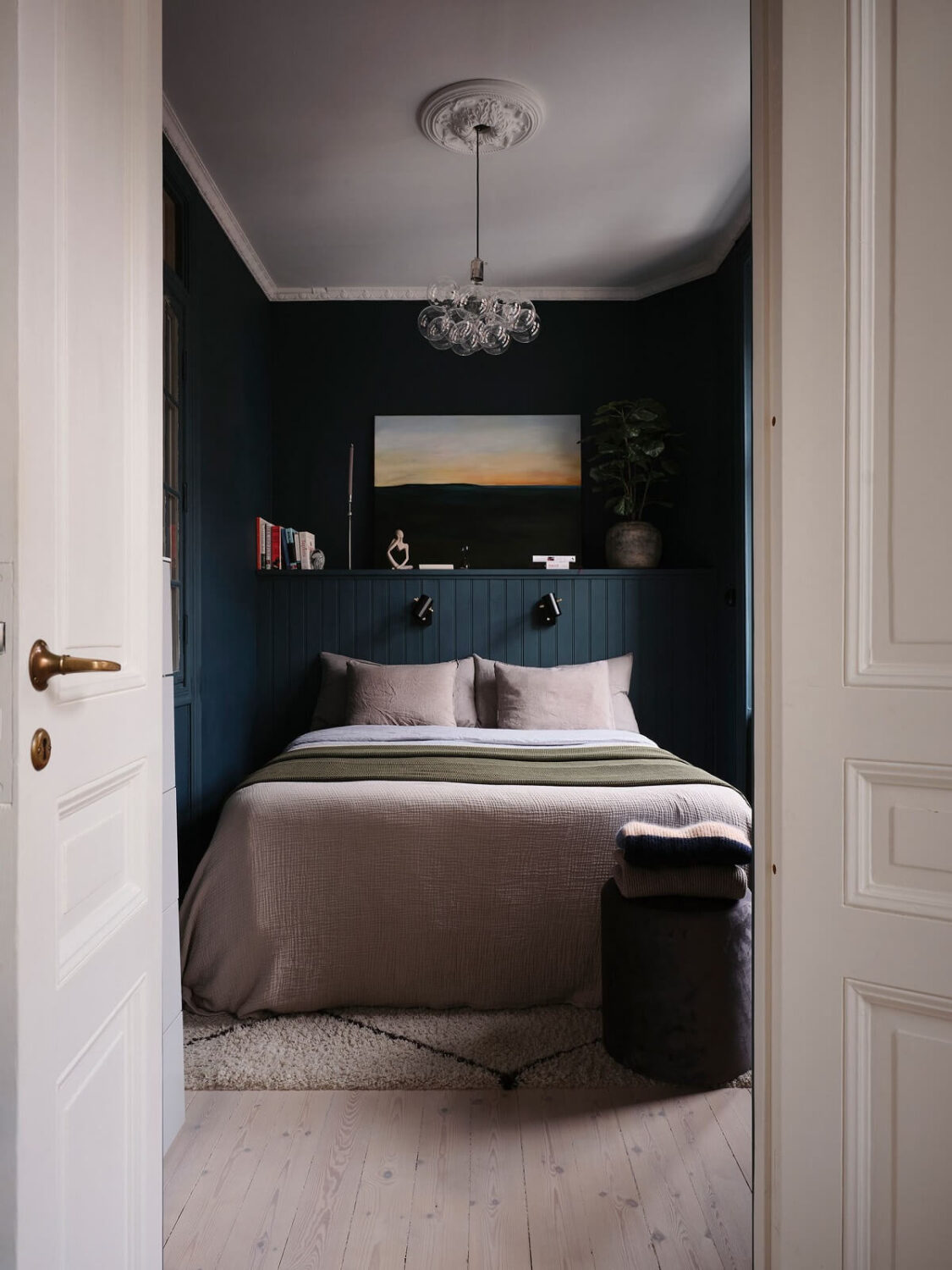 small-moody-dark-blue-bedroom-scandinavian-design-nordroom