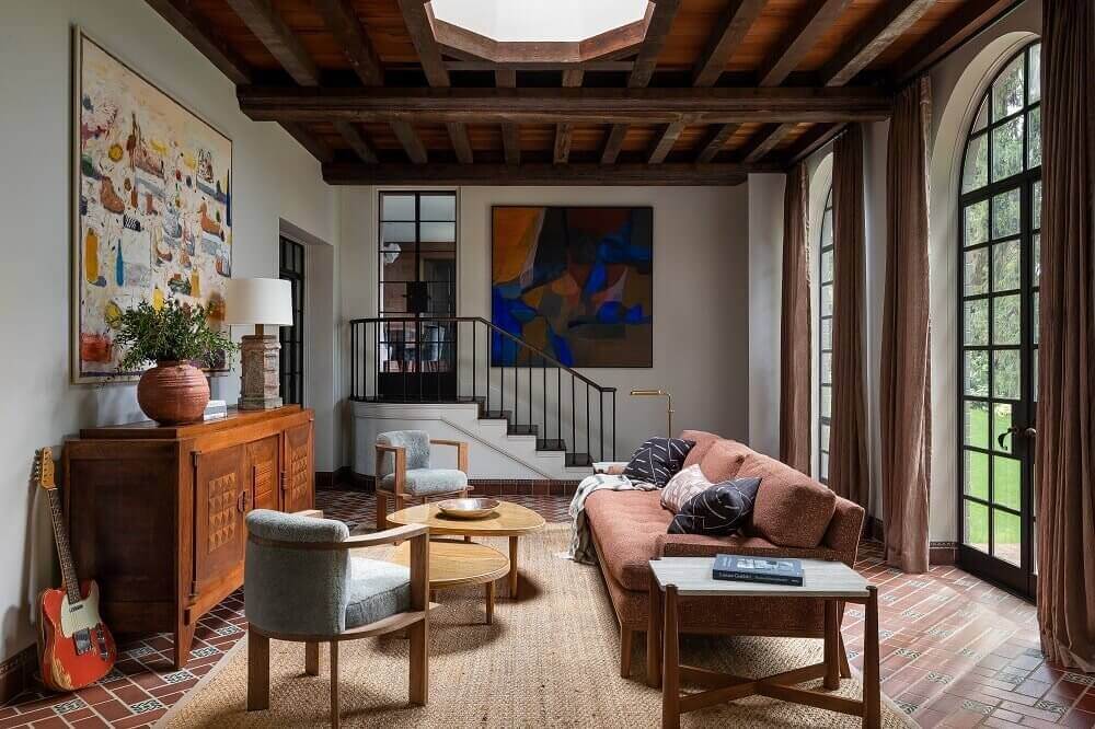 spanish-style-living-room-terracotta-floor-wooden-ceiling-nordroom