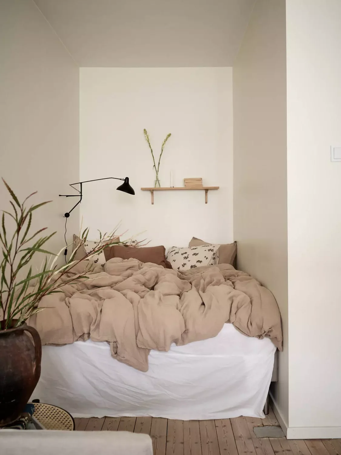 studio-apartment-bed-nook-wall-lamp-shelf-nordroom