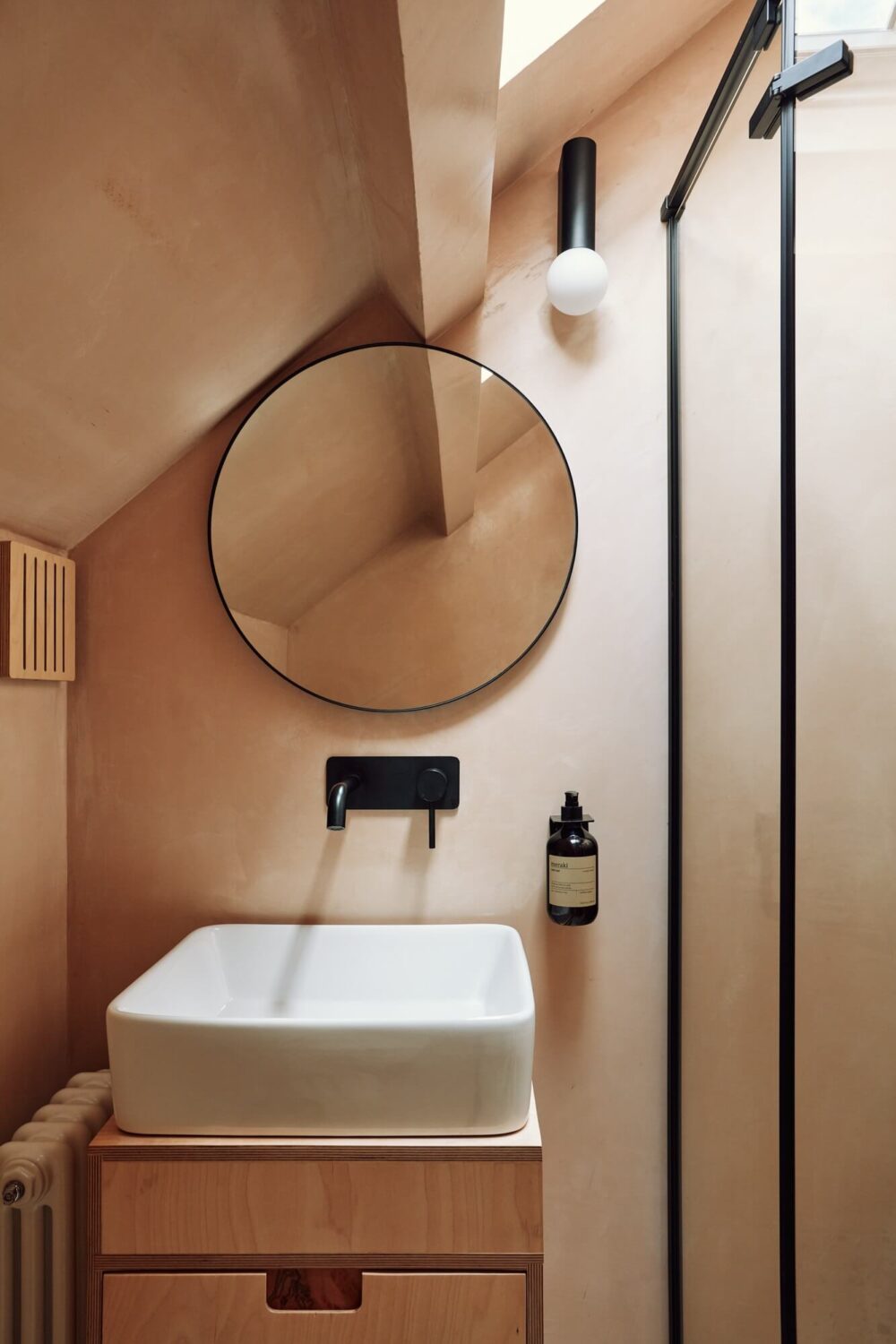 tiny-bathroom-sloped-ceiling-round-mirror-nordroom