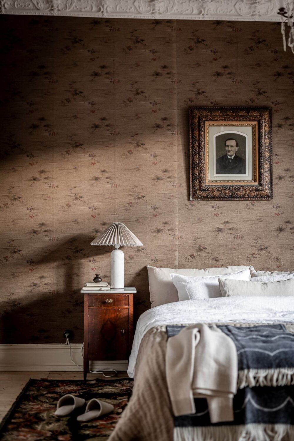 vintage-bedroom-brown-wallpaper-nordroom