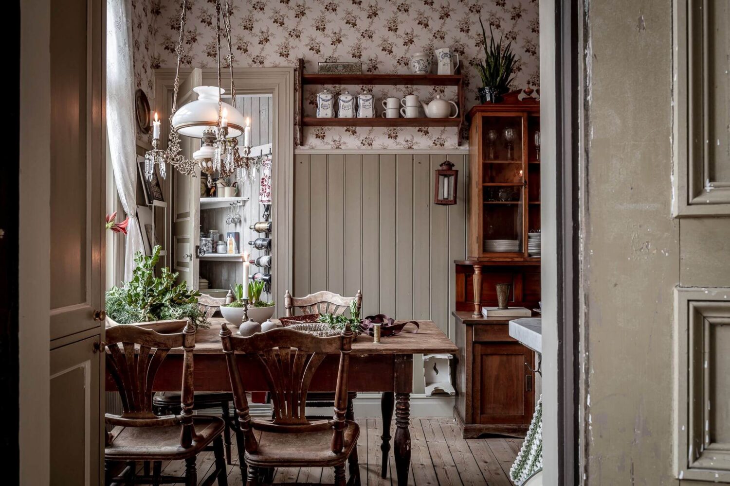 vintage-kitchen-wallpaper-antique-furnishings-nordroom