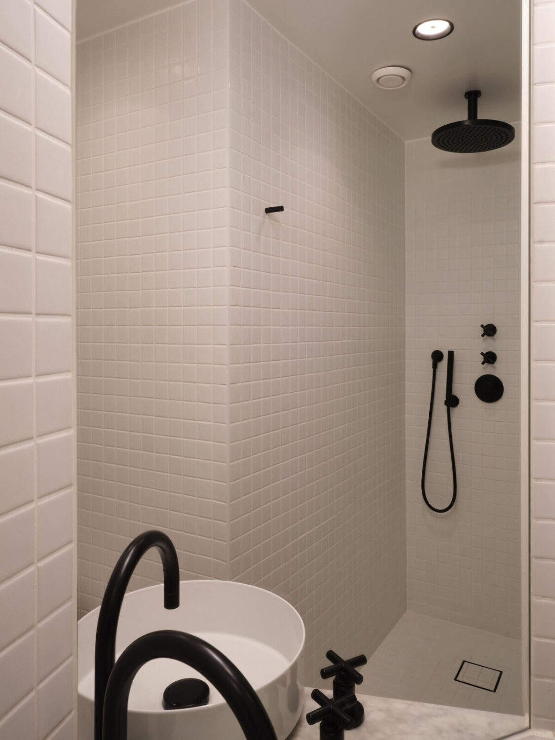 white-bathroom-black-fittings-nordroom