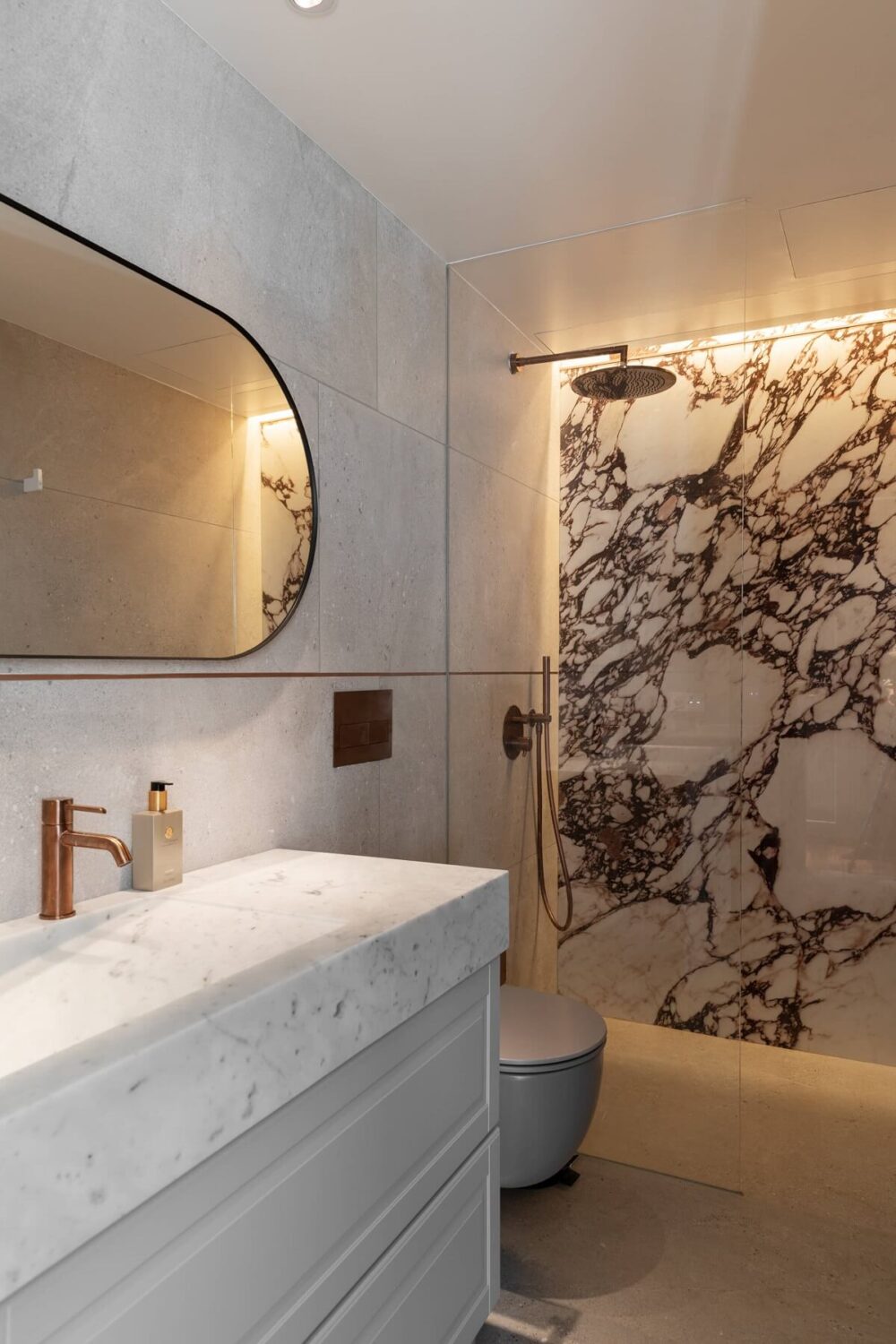 white-bathroom-modern-architectural-villa-stockholm-sweden-nordroom