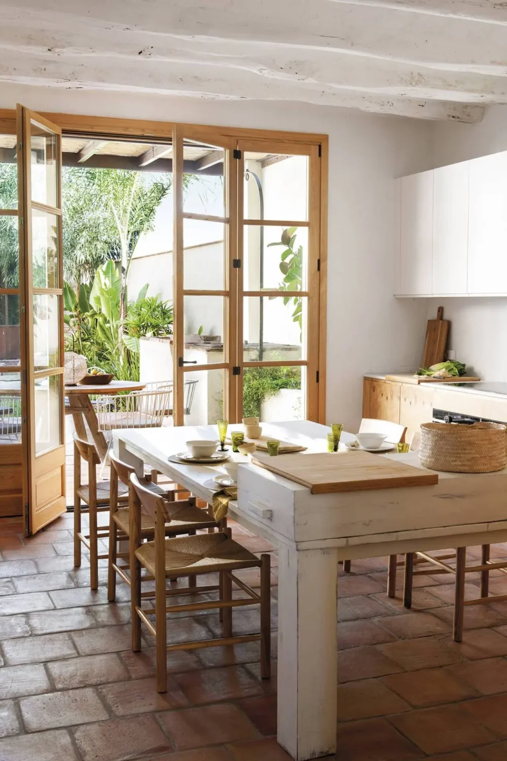 white-kitchen-terracotta-floor-scandinavian-design-nordroom