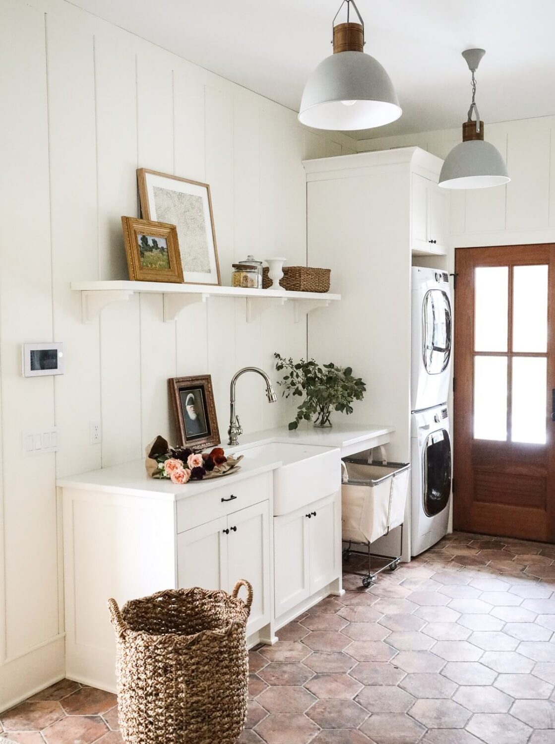 white-mudroom-terracotta-tiles-nordroom