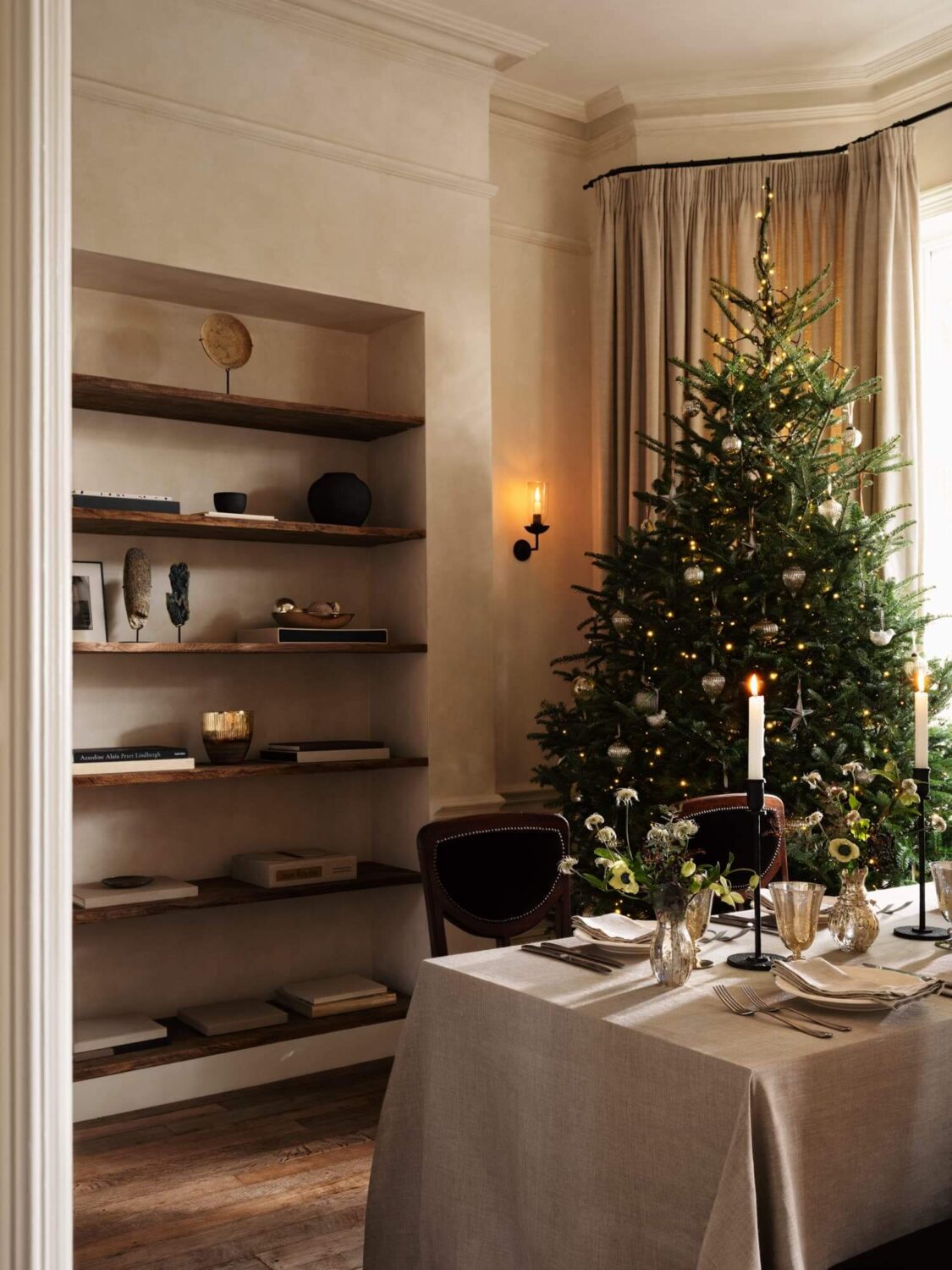 zara-home-christmas-collection-2021-dining-room-shelves-tree-nordroom