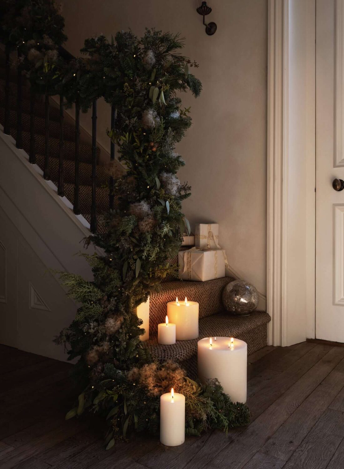 zara-home-christmas-collection-2021-staircase-garland-candles-nordroom