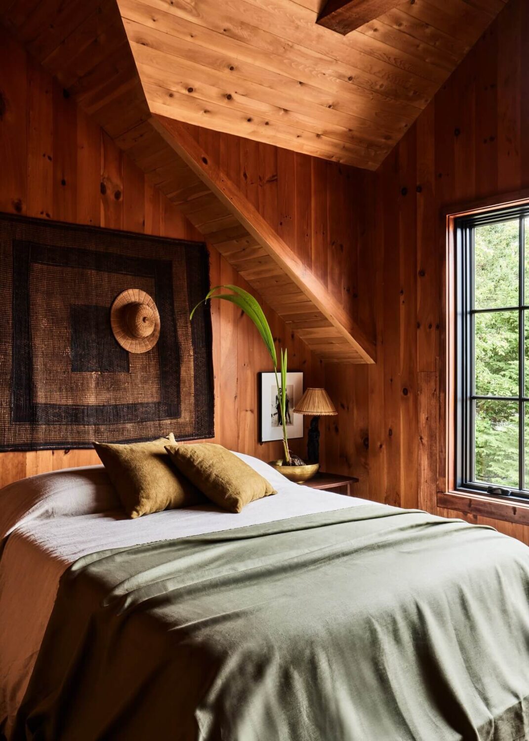 cabin-style-wood-bdroom-slanted-ceilings-airbnb-montauk-nordroom
