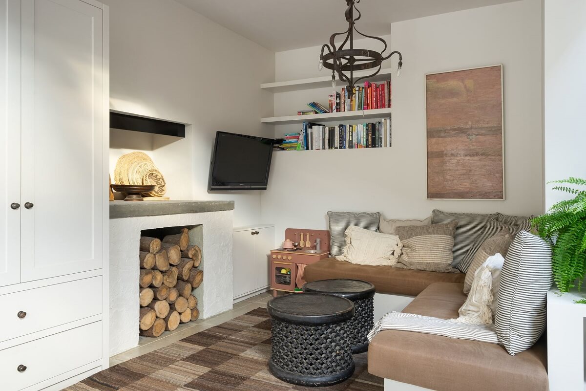 cozy-sitting-room-tv-room-built-in-sofa-nordroom