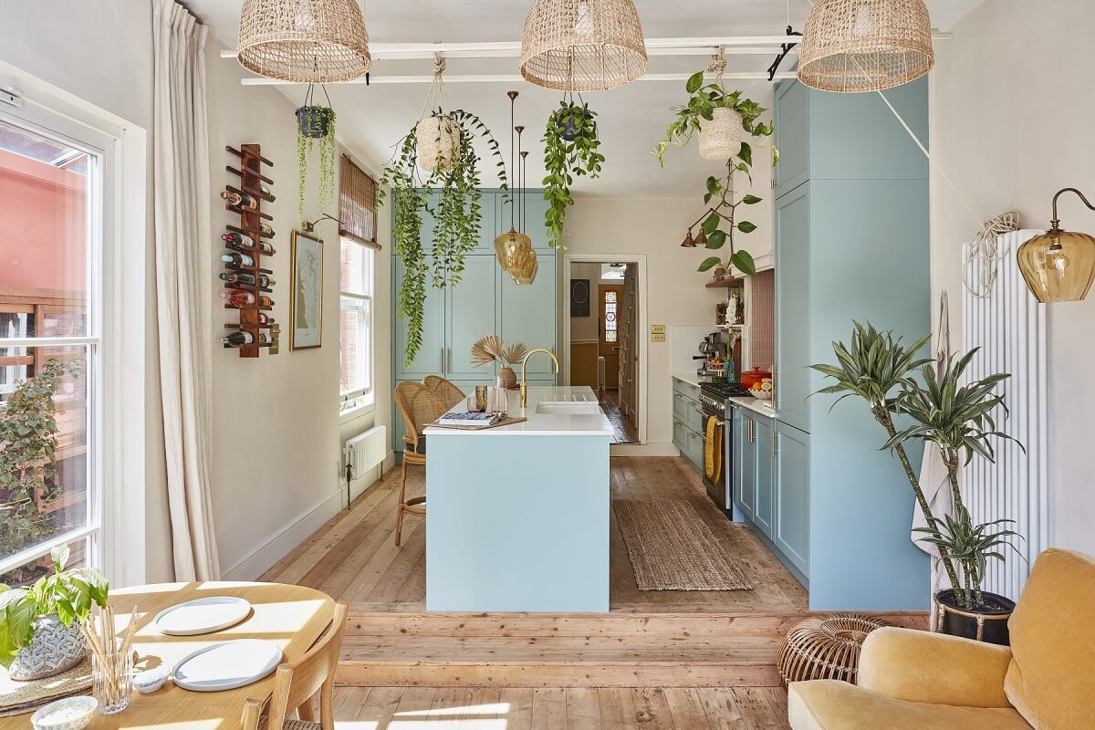 light-blue-kitchen-hanging-lants-nordroom