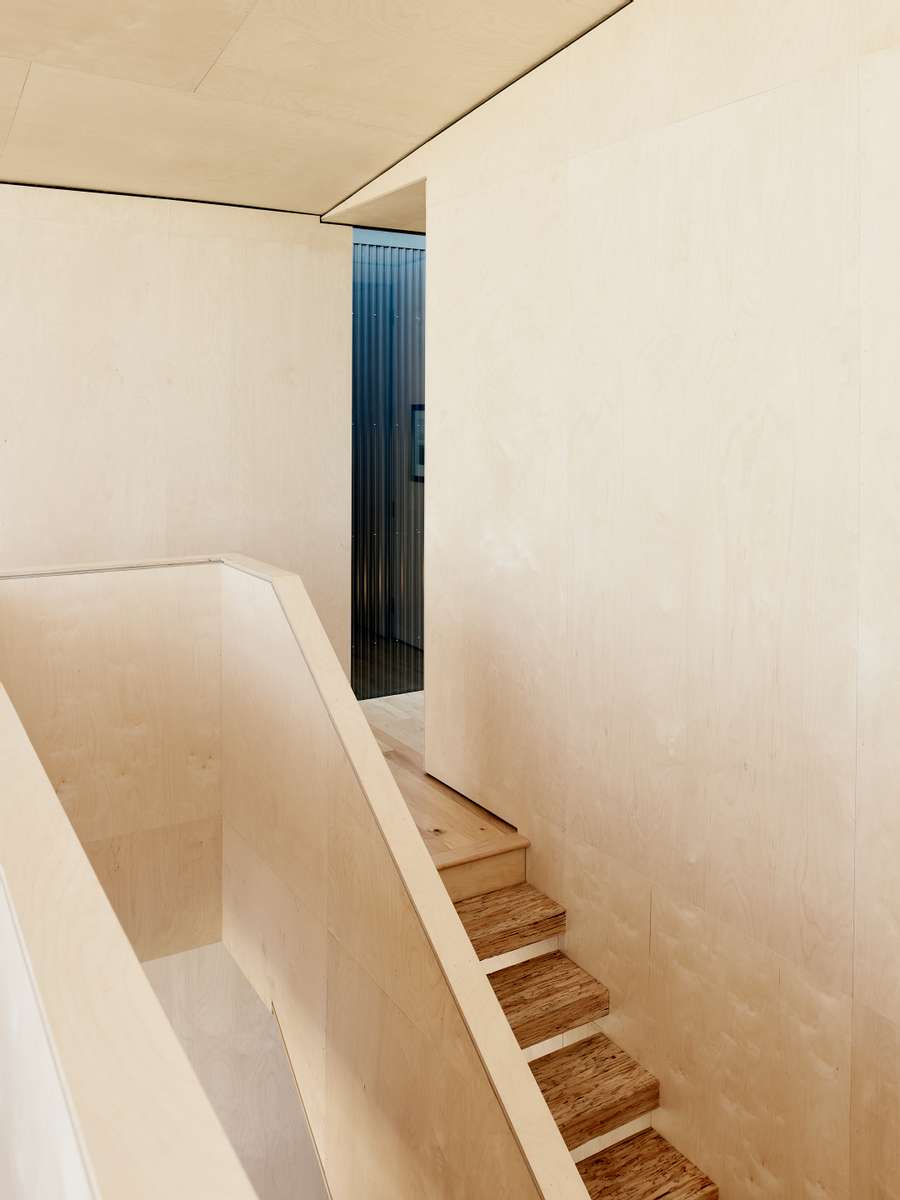 light-staircase-modern-home-california-nordroom