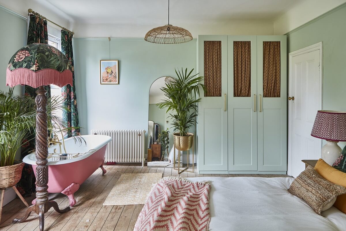 Dormitorio con bañera vintage