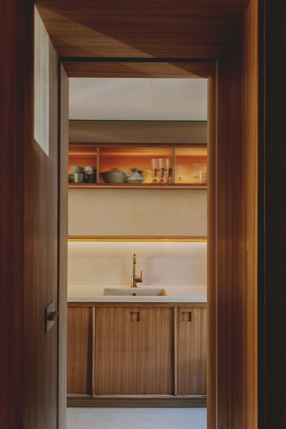 ribbed-glass-wood-kitchen-1970s-london-townhouse-nordroom