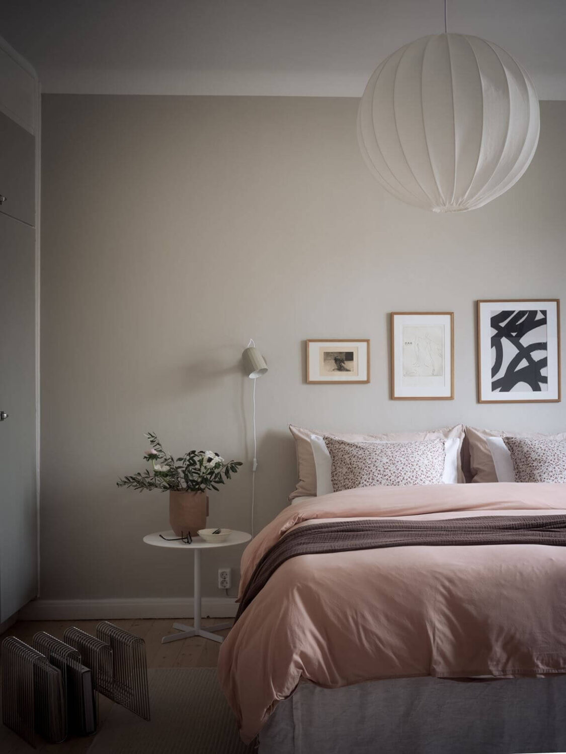 serene-scandinavian-bedroom-pink-accents-nordroom