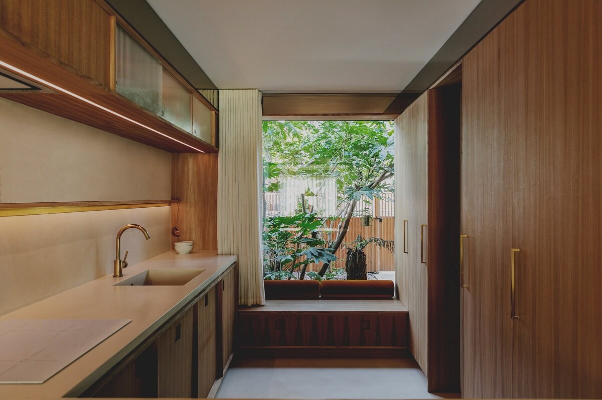 wood-kitchen-window-seat-1970s-london-townhouse-nordroom