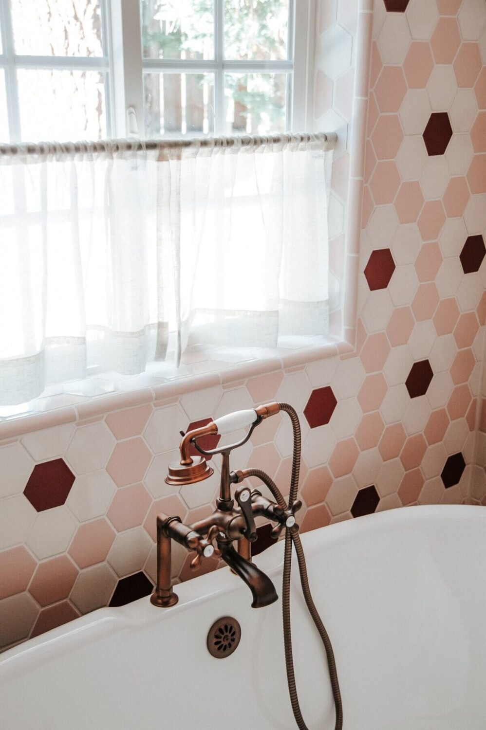 bath-detail-colorful-touches-airbnb-cabin-nordroom