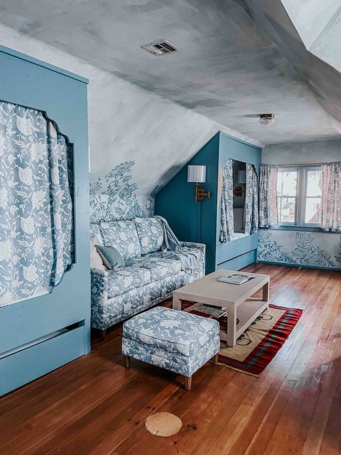 bed-nook-blue-bedroom-airbnb-cabin-nordroom