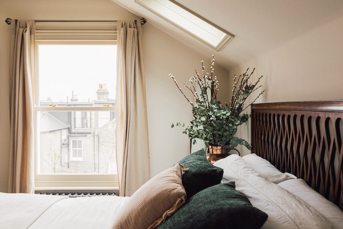 bedroom-slanted-ceiling-london-townhouse-nordroom