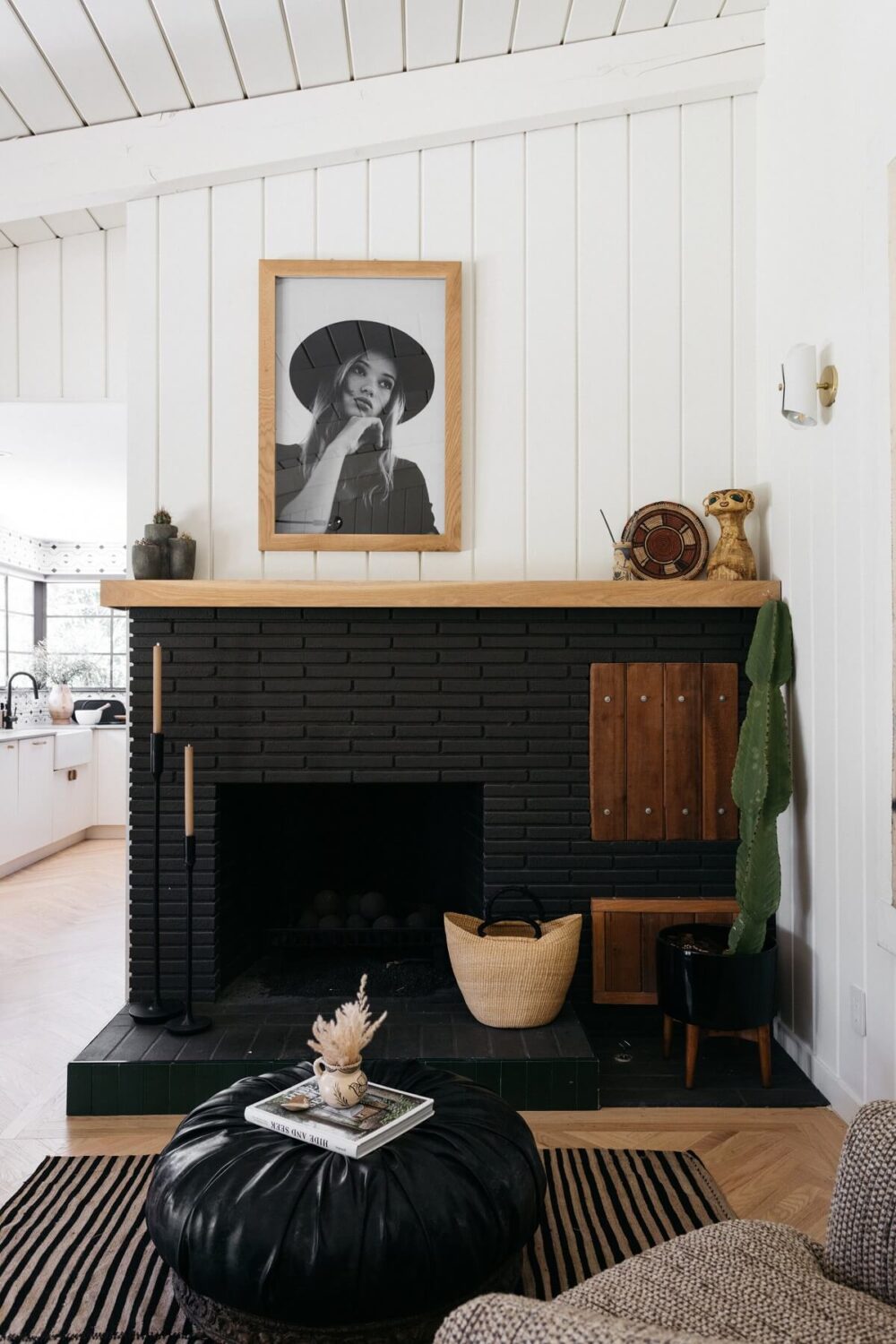 black-fireplace-wooden-ceiling-midcentury-nordroom