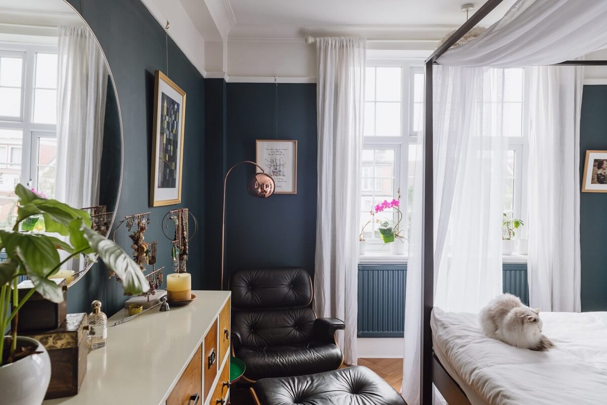 dark-blue-bedroom-canopy-bed-nordroom