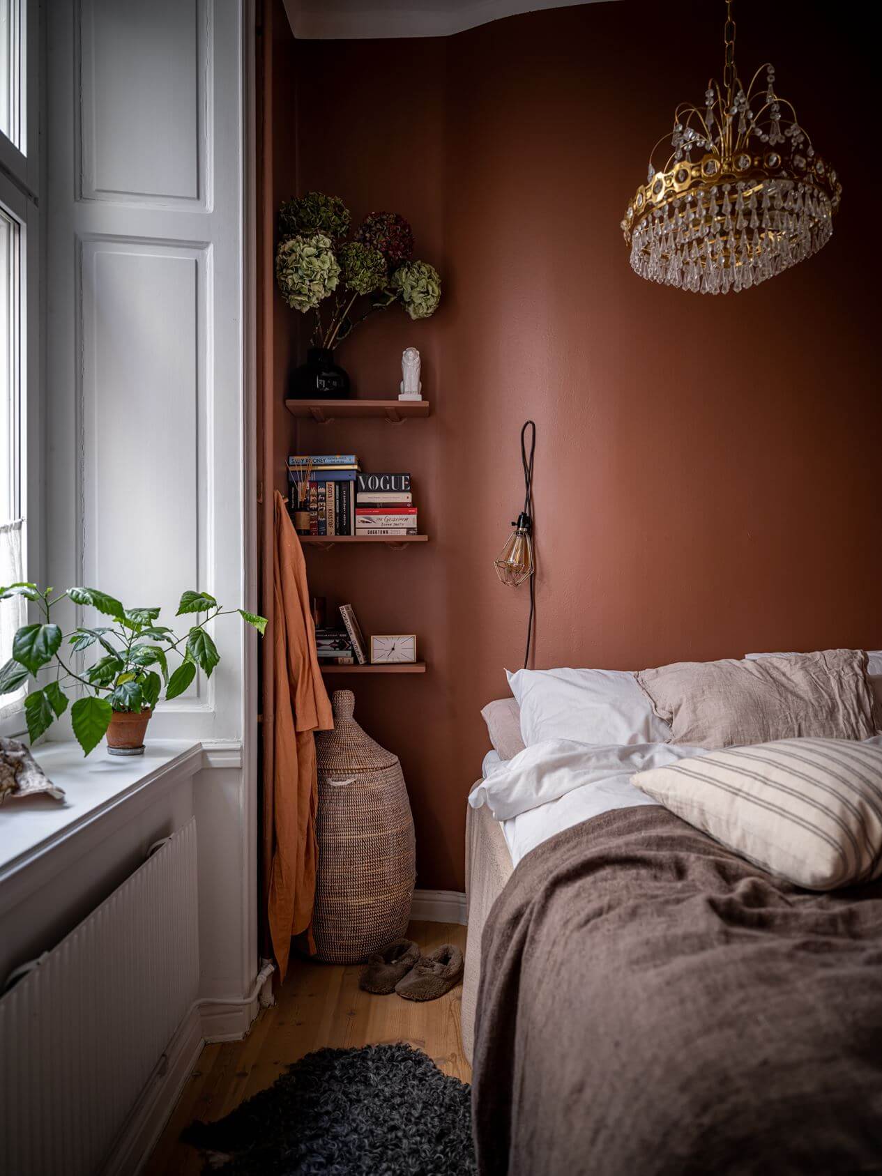 earthy-terracotta-small-bedroom-walls-nordroom