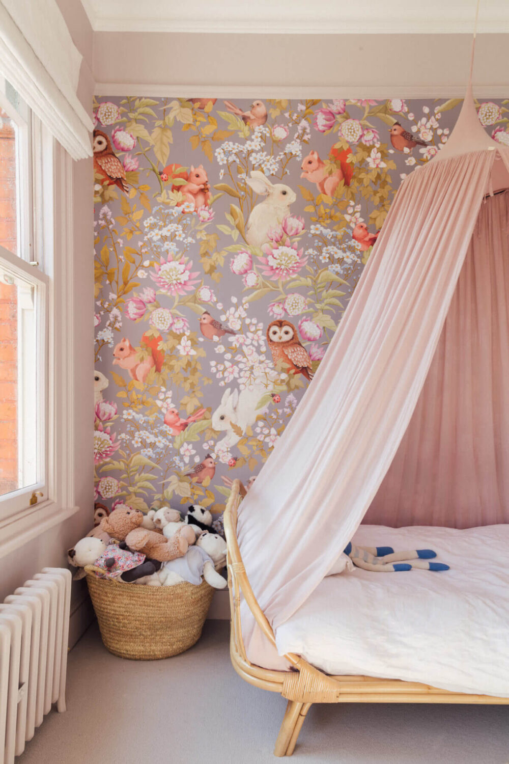 floral-wallpaper-pink-canopy-kids-room-nordroom