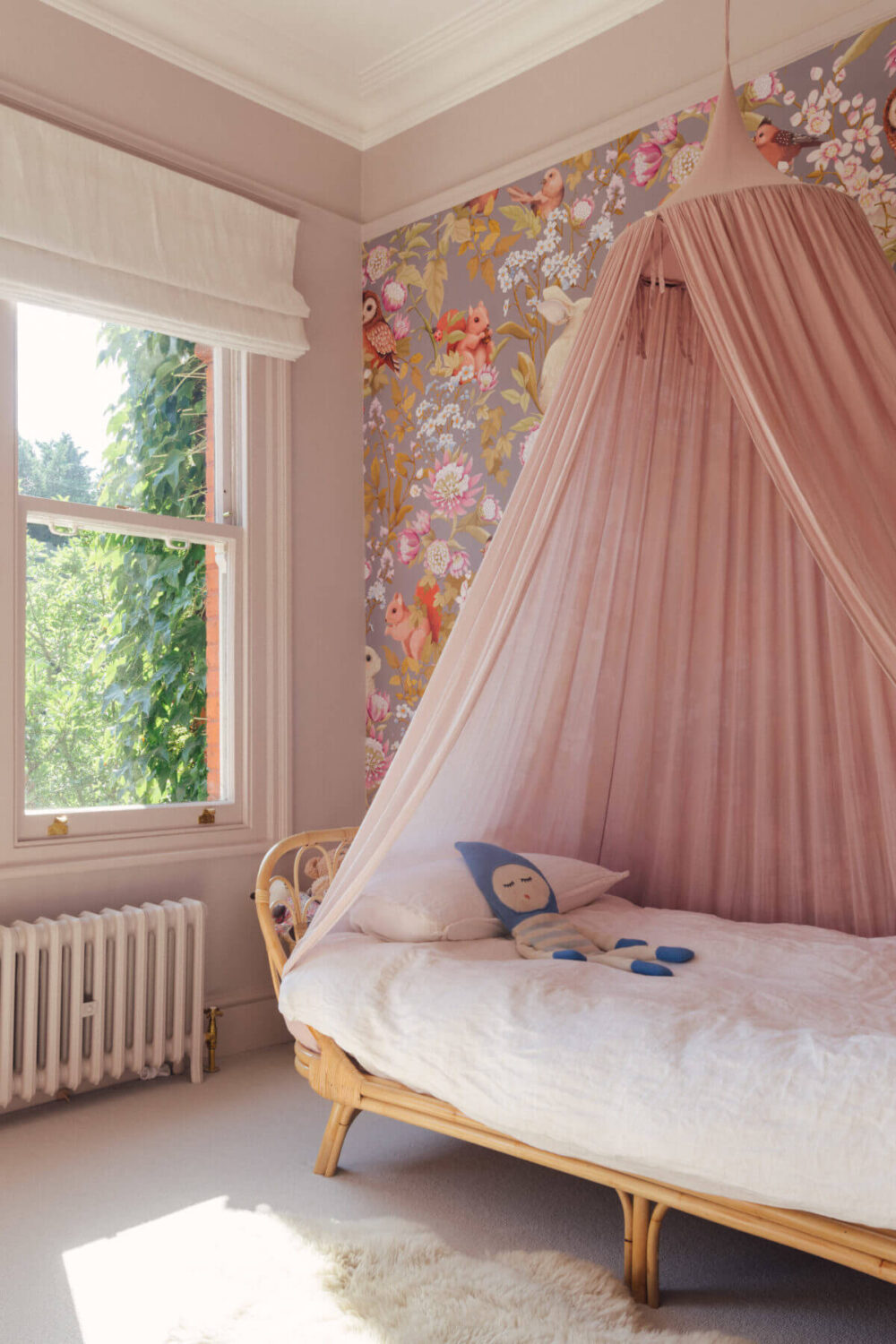 floral-wallpaper-pink-kids-room-nordroom