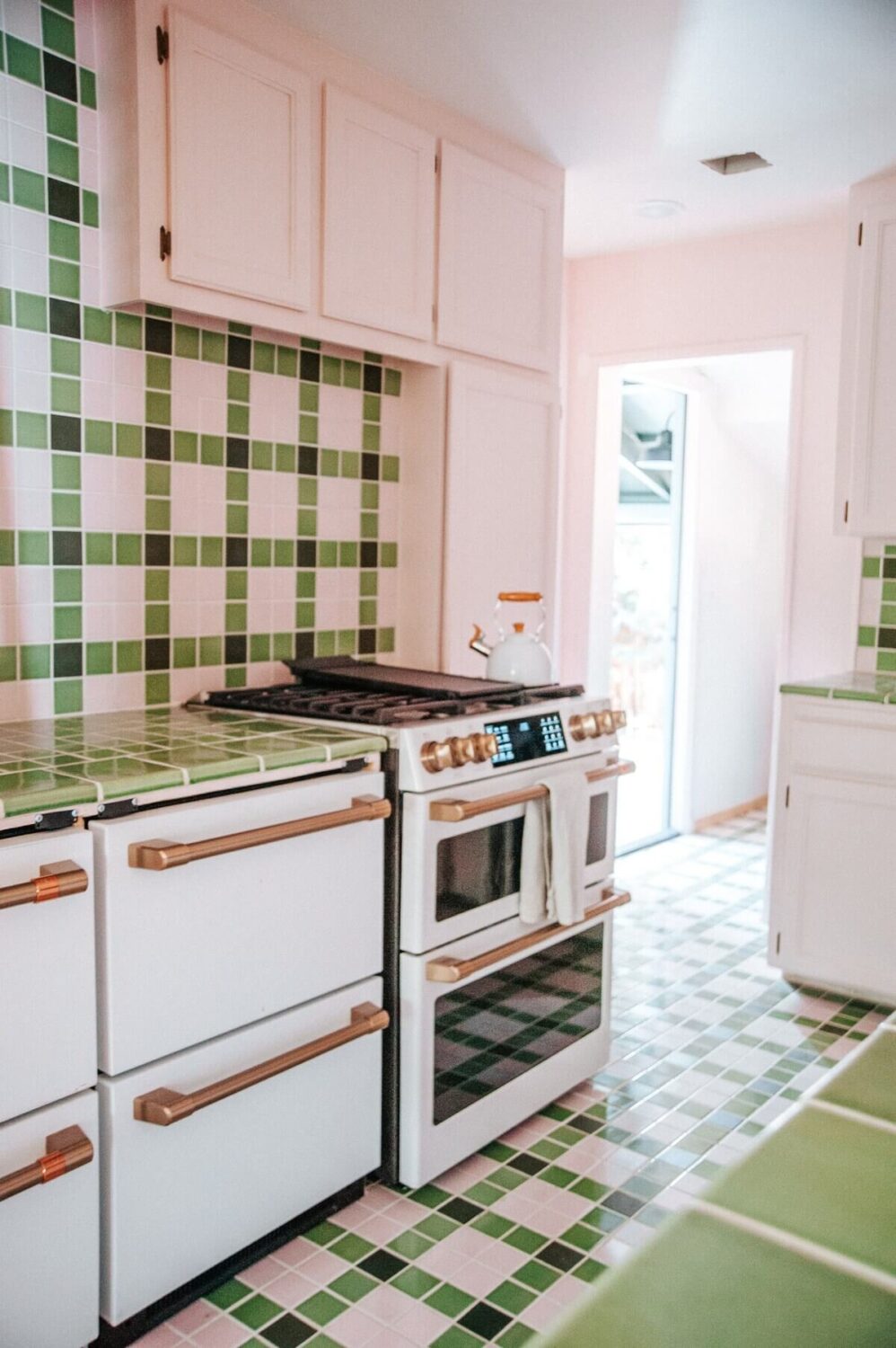 kitchen-green-tiles-airbnb-cabin-nordroom
